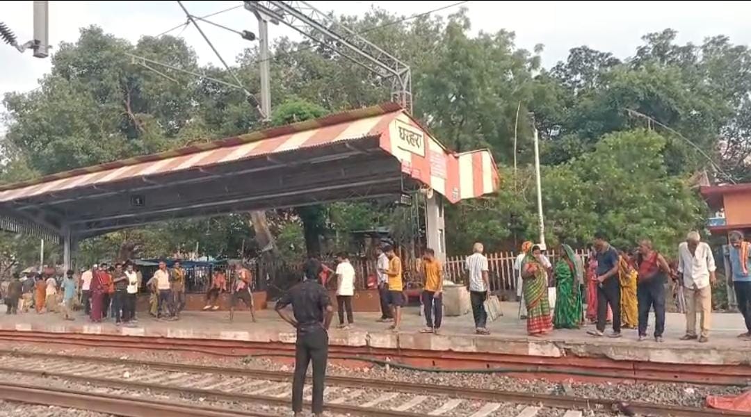 घटना के बाद स्टेशन परिसर में मौजूद भीड़।