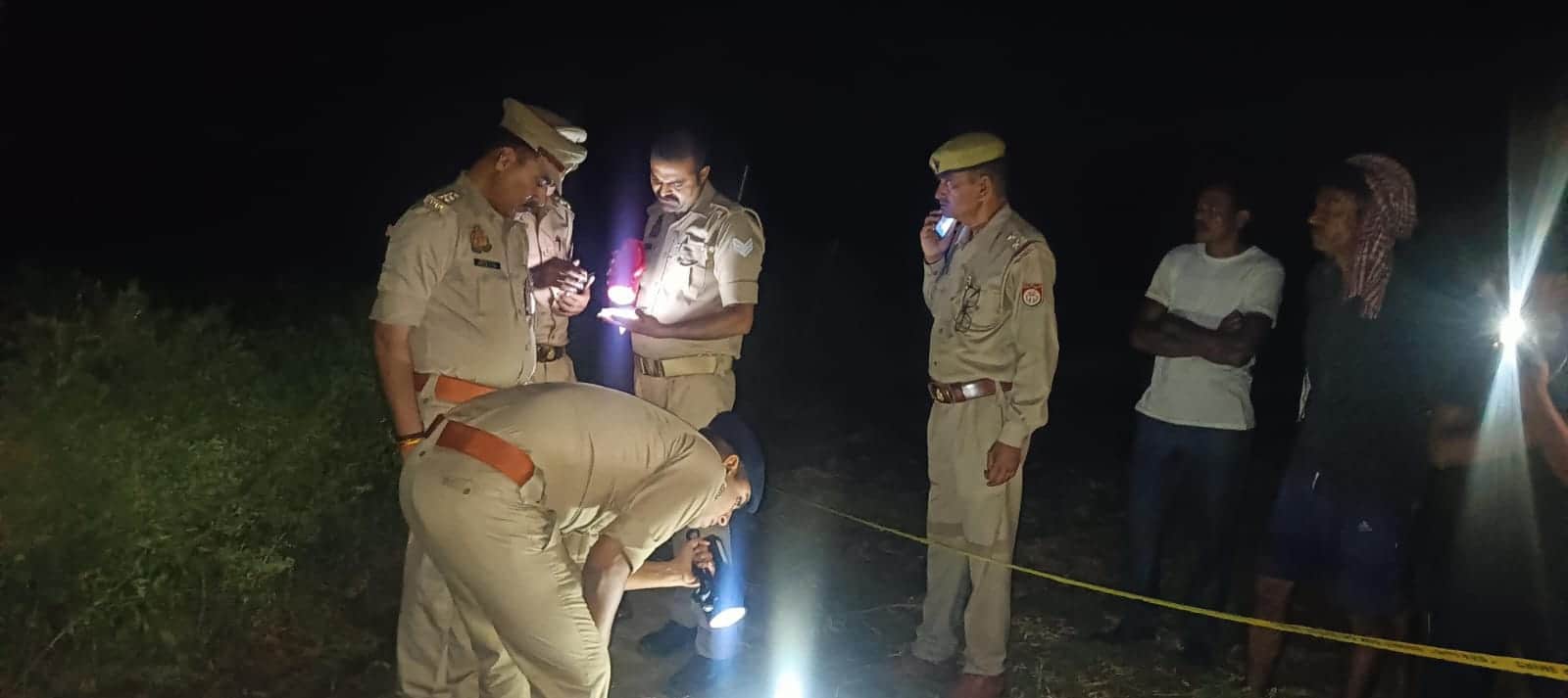 घटनास्थल पर जांच करते सीओ। संवाद
