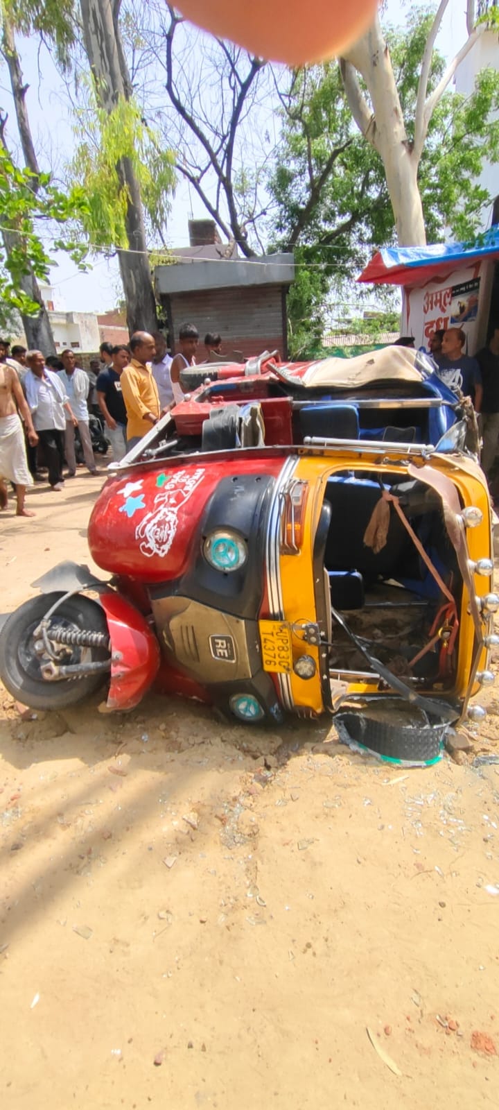 Auto overturns on Sirsaganj-Mainpuri road; woman dies, one injured.