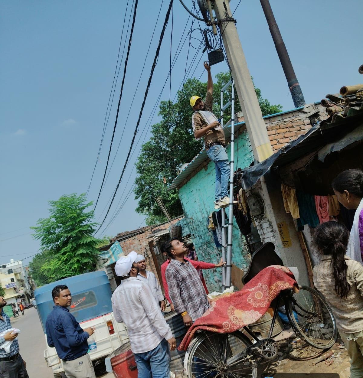 Panic ensued among electricity thieves; they removed the cables themselves.