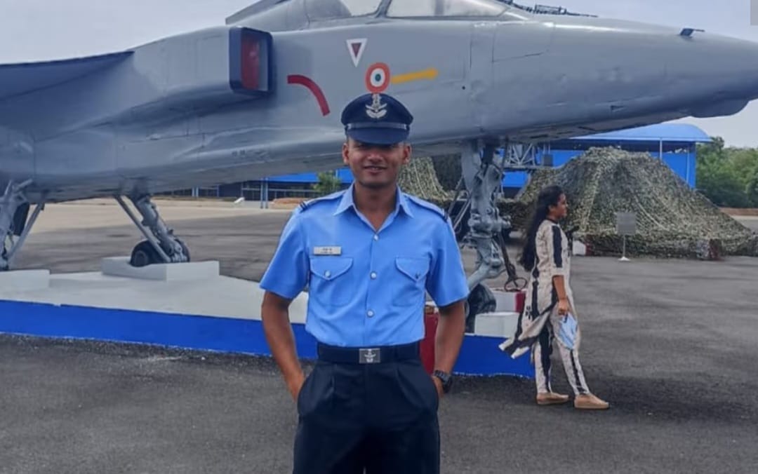 ayush jha become flying officer in air force his father previously served in kargil war Muzaffarpur Bihar