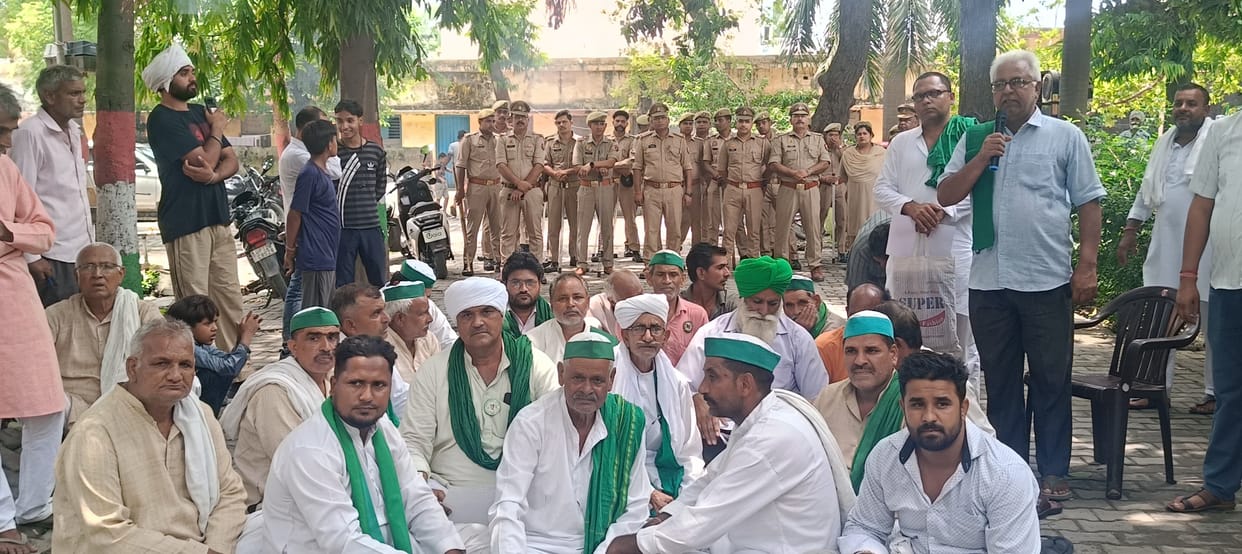 Bhakiyu Tikait protests against black marketing of urea