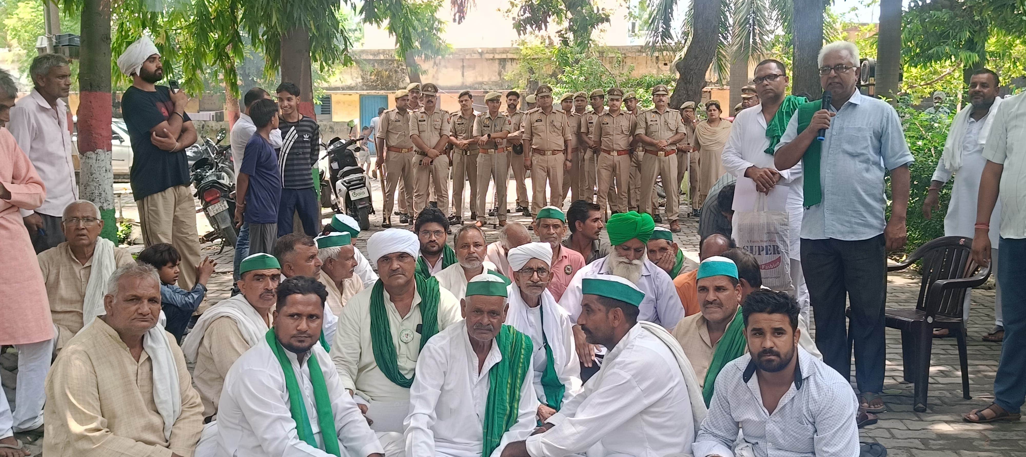 जानसठ तहसील में धरना देते भाकियू कार्यकर्ता। स्रोत्र: संवाद