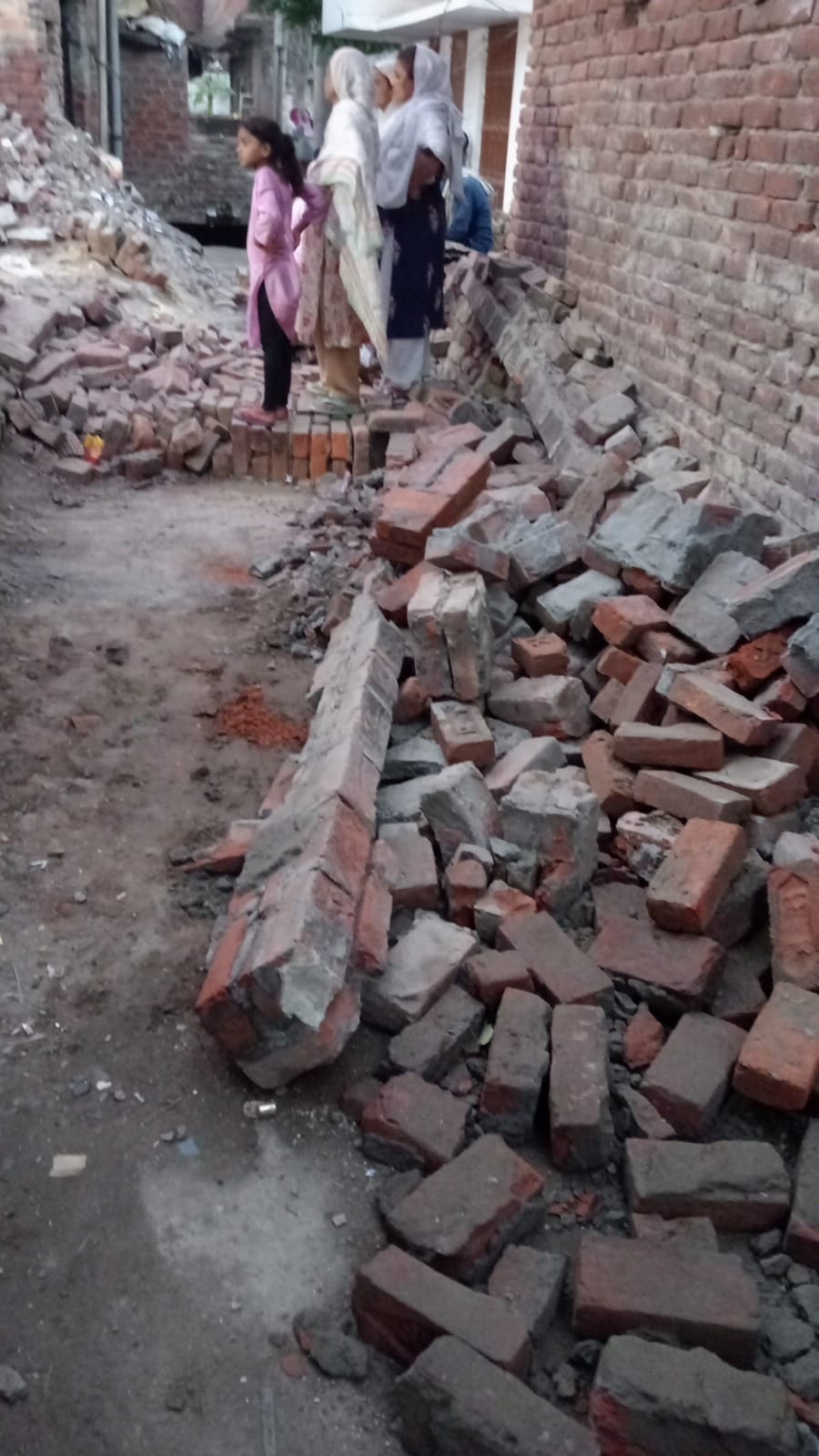 Wall collapses due to rain and strong winds; girl dies, grandmother injured.