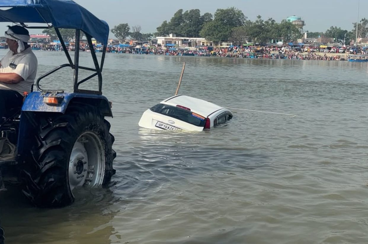 Car plunges into the Ganges; pulled out using a tractor and rope.
