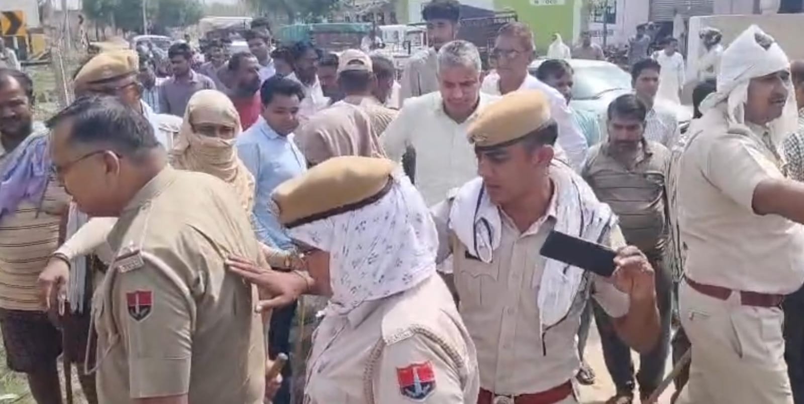 लालपुर गांव में सीमा ज्ञान को लेकर हुआ जोरदार हंगामा महिला हुई बेहोश
