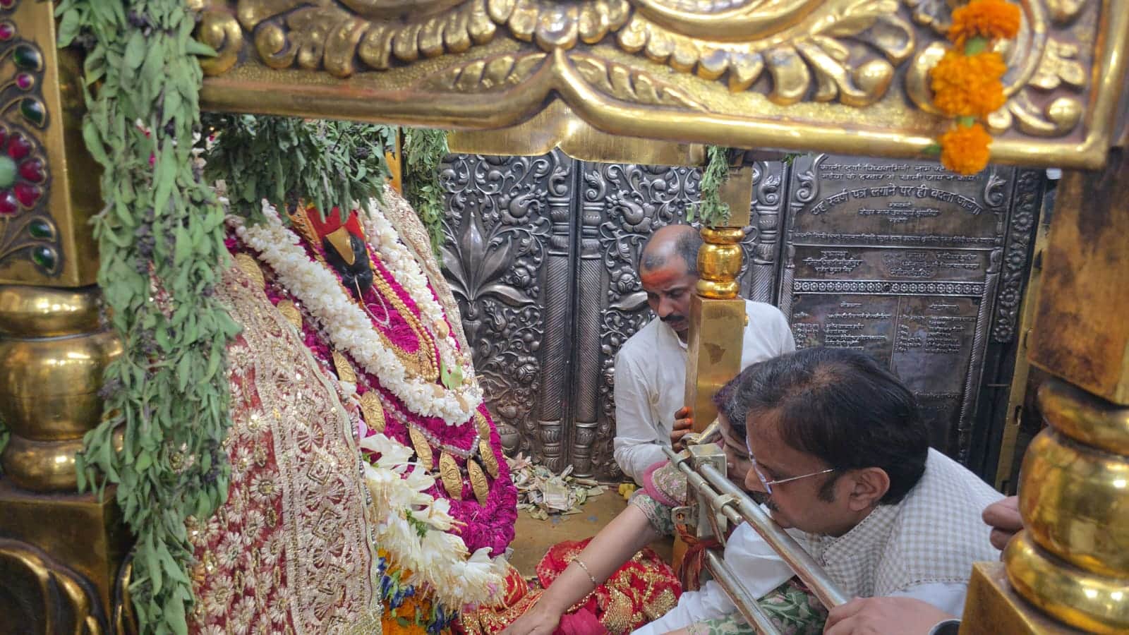 मां विंध्यवासिनी का दर्शन-पूजन करते मध्य प्रदेश के डिप्टी सीएम राजेंद्र शुक्ल।-सोशल मीडिया।