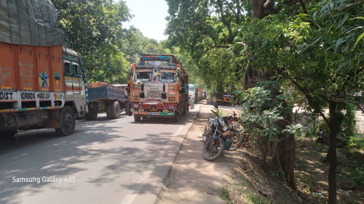 Truck's self-starter fails; traffic jam lasts two and a half hours.