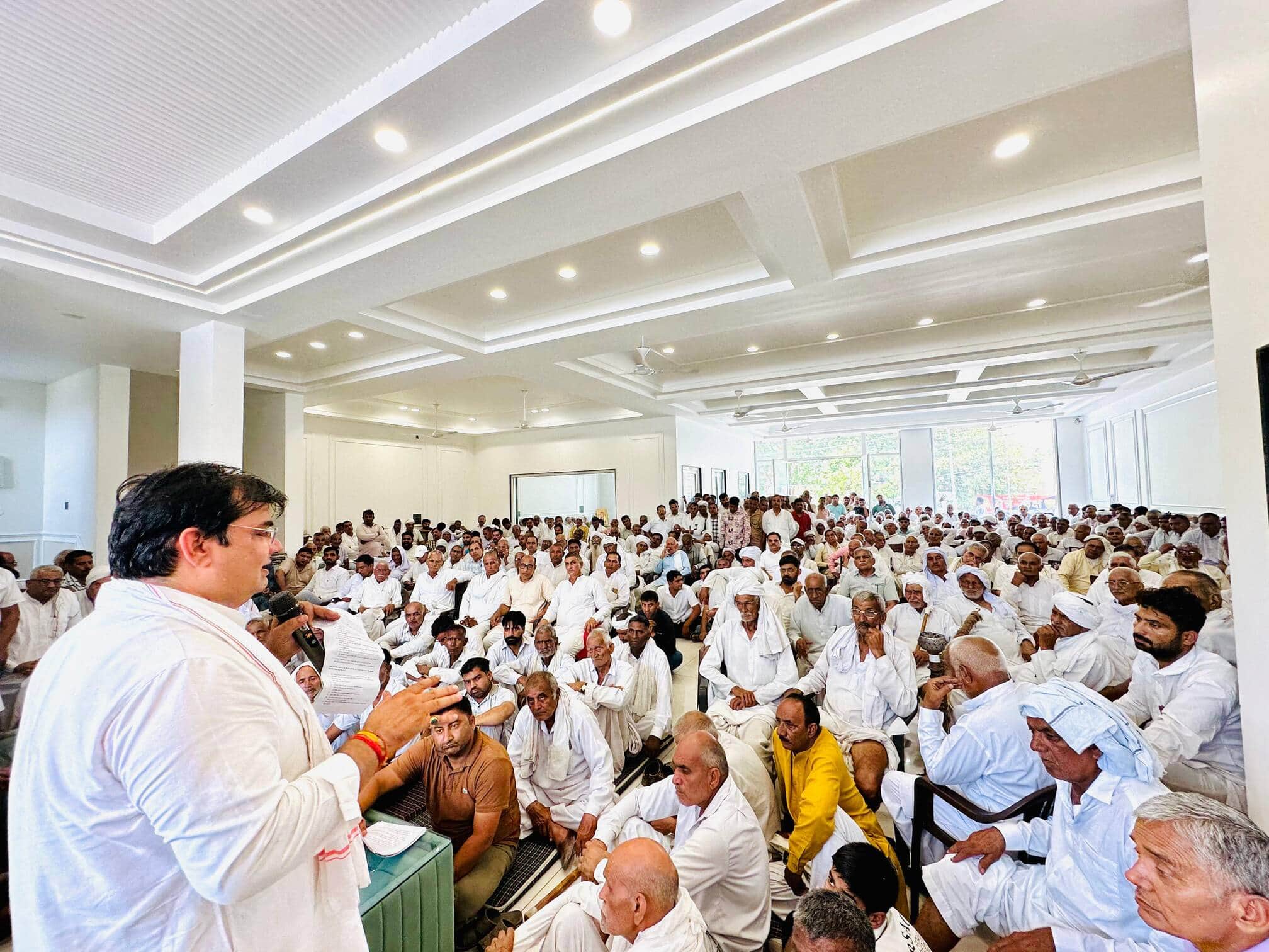 महम में कांग्रेस कार्यकर्ताओं को संबोधित करते विधायक बलराम दांगी। स्रोत पार्टी