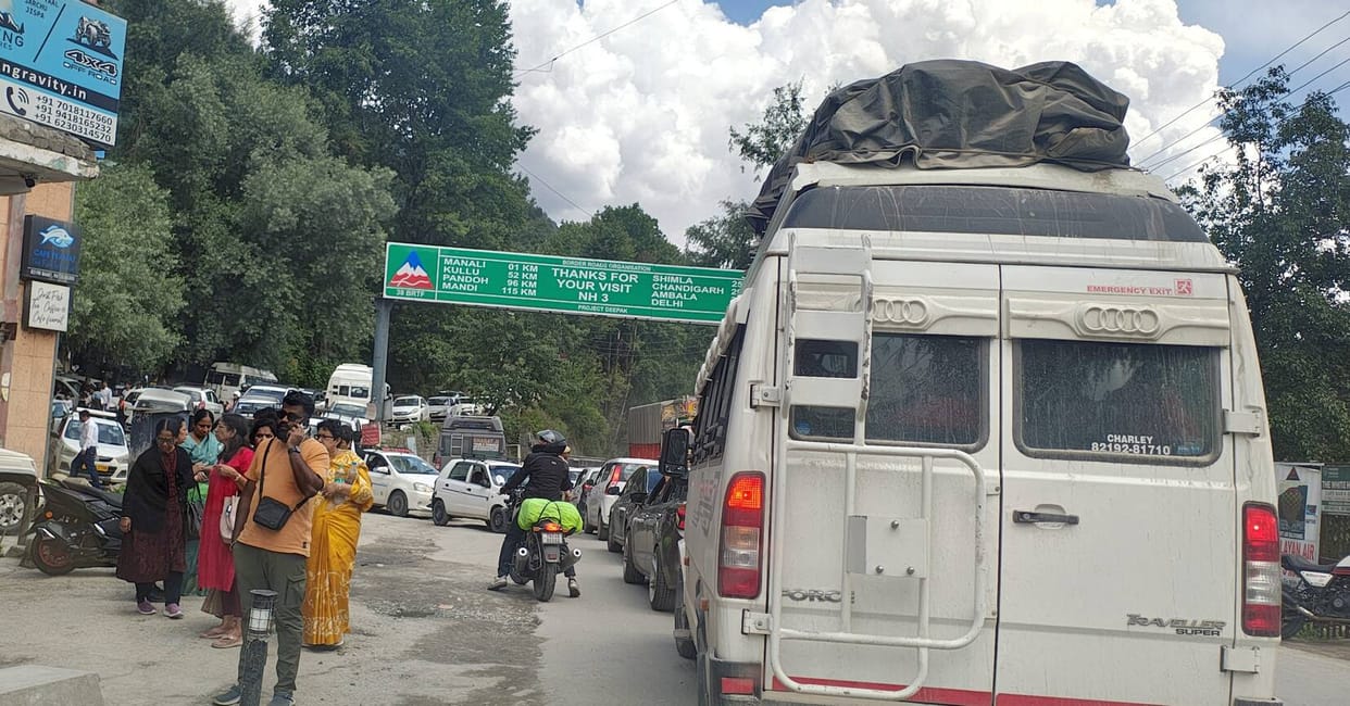 Atal Tunnel jammed from Rohtang to Jalori Pass