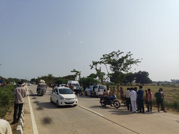 Traffic flows smoothly on Shastri Bridge; two-wheelers and four-wheelers ply on both lanes