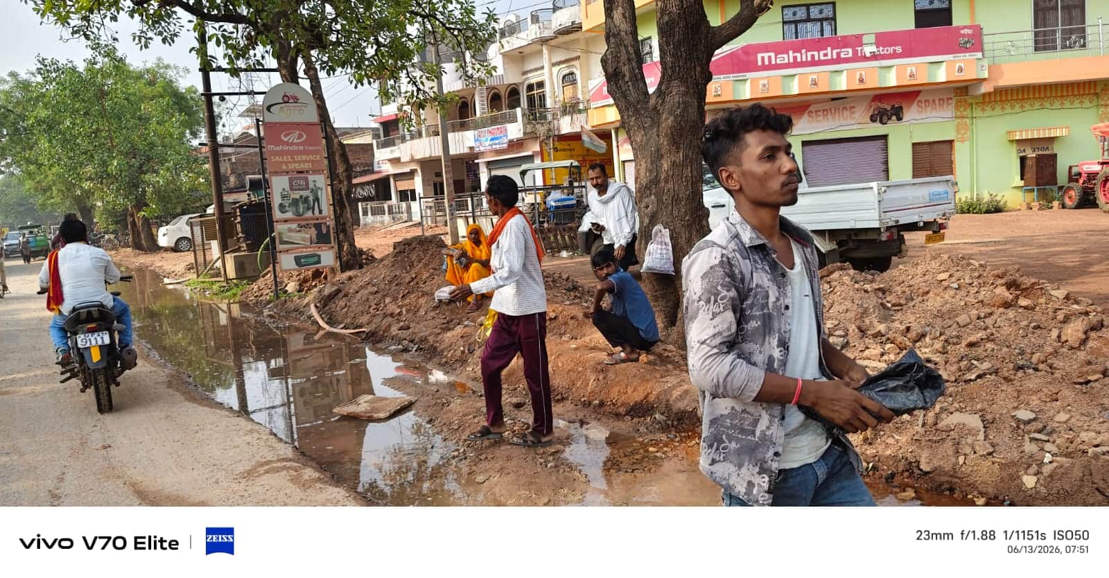 मड़िहान बाजार में क्षतिग्रस्त पाइपलाइन के चलते सड़क के किनारे बह रहा पानी।-सोशल मीडिया।