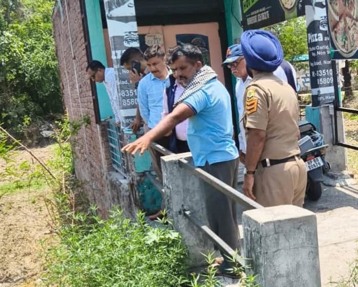 नंगल कलां चोरी मामले में जांच करती पुलिस व आरएफएसएल की टीम। स्रोत जागरूक पाठक