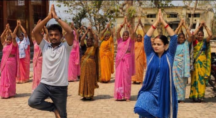 नगर के एक पार्क में योग प्रशिक्षण प्राप्त करते कर्मचारी, स्रोत सोशल मीडिया