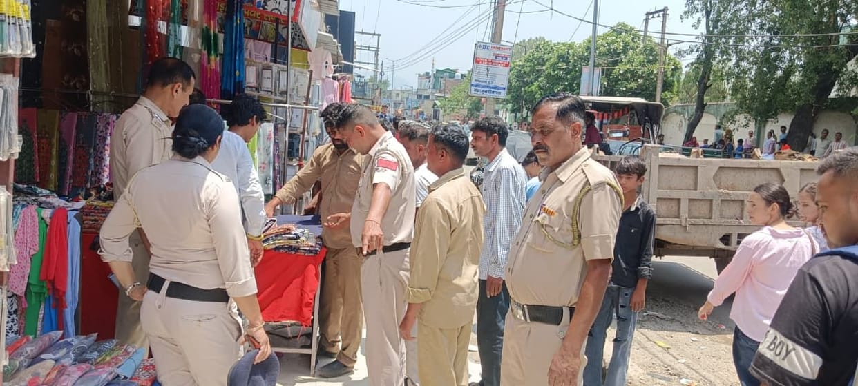 Pushcarts and street vendors removed from Sai Marg.
