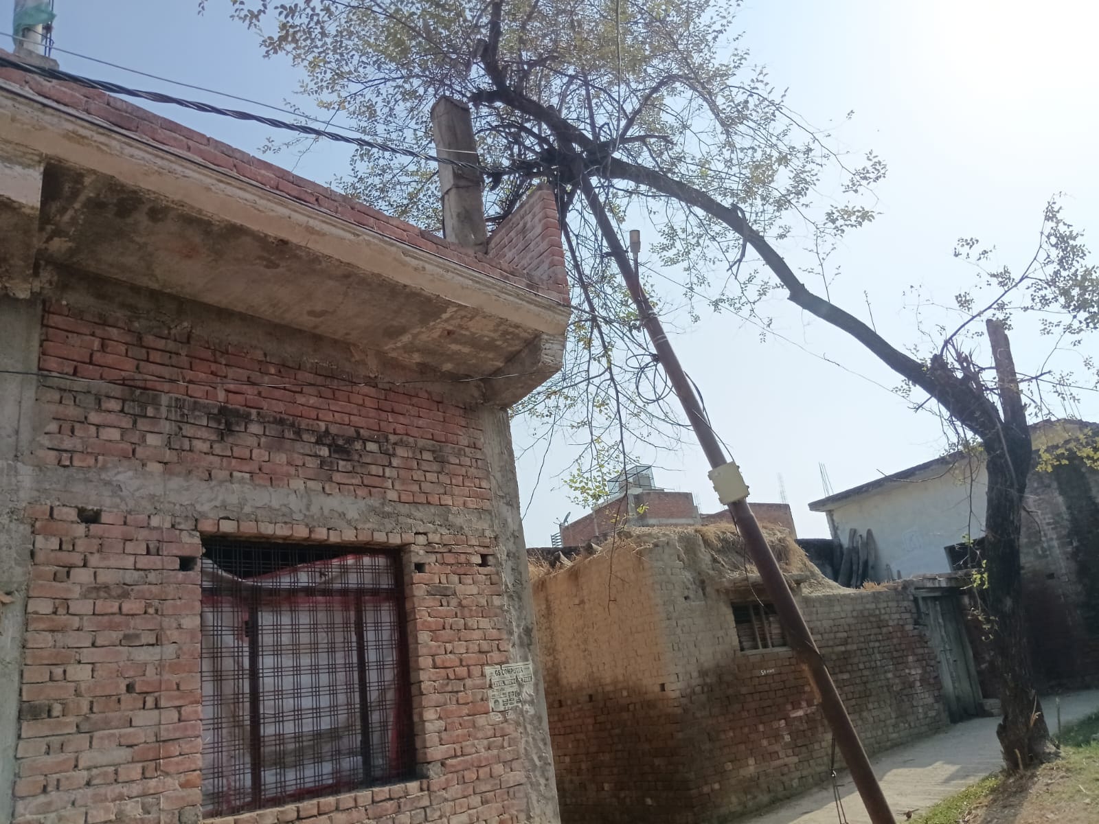 नगर पंचायत सिराथू के शिवाला पर वार्ड में मकान की छत पर टिका जर्जर विद्युत पोल- संवाद
