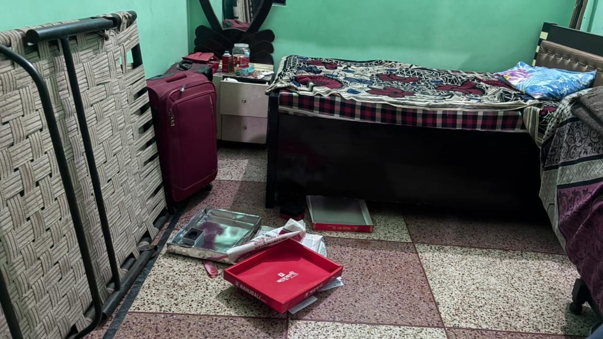 Jewelry and cash worth lakhs stolen after breaking the lock.