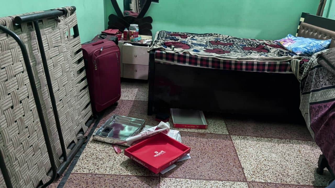 पिलखुवा के खेड़ा गांव में चोरी के बाद बिखरा सामान।संवाद