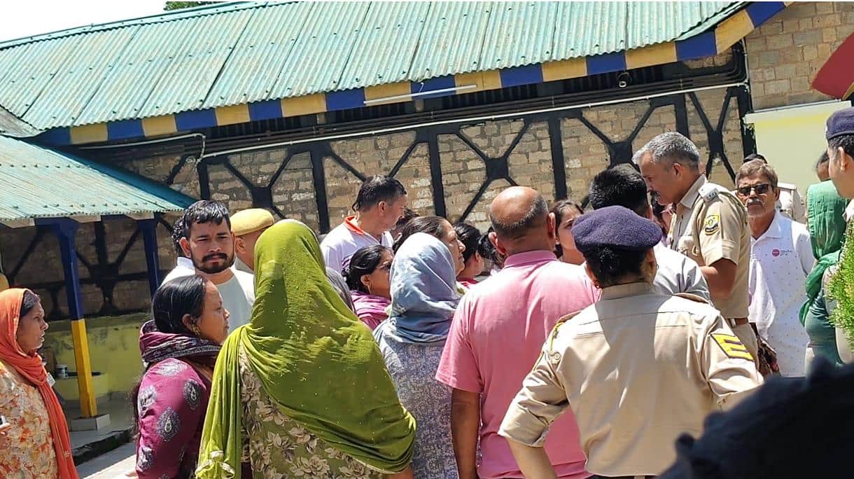 पालमपुर थाने के बाद हंगामा करते लोगों को समझाते पुलिस कर्मी। -संवाद 