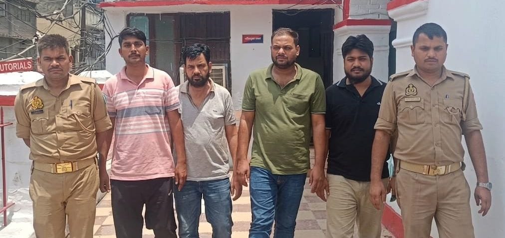 Constable turns out to be accused in robbery case, Kamta outpost in-charge also involved