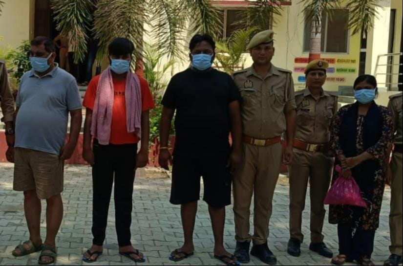 Gang defrauding people under the pretext of providing jobs busted; four arrested.