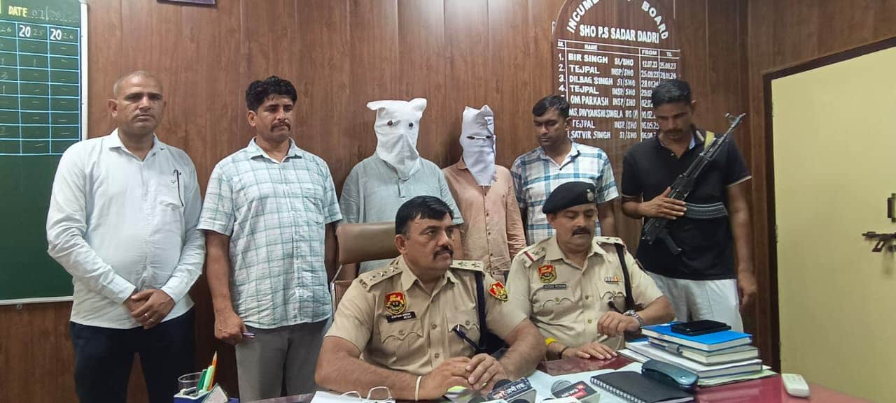 पुलिस की ओर से गिरफ्तार किए गए आरोपी तथा जानकारी देते डीएसपी कप्तान सिंह। संवाद 