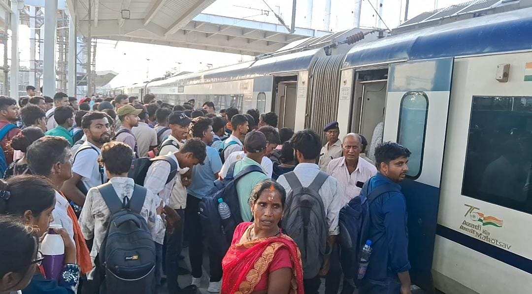 Muzaffarpur Bihar news : examinees flooded station rail police remained on alert with all train full rpf