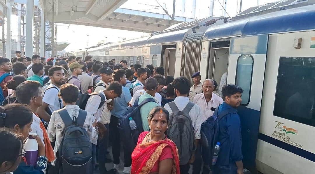 परीक्षार्थियों ने ट्रेन में जमाया कब्जा।