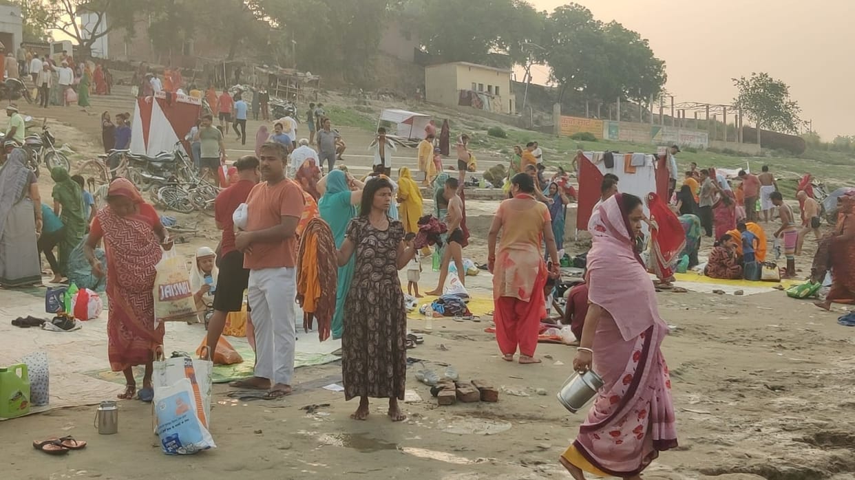 Devotees gathered to take a bath in the Ganges on the thirteenth day of Purushottam month