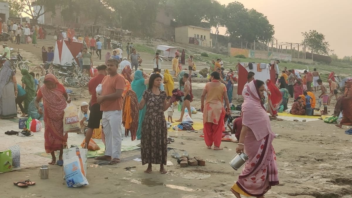 Bhadohi News: पुरुषोत्तम मास के तेरस पर गंगा स्नान के लिए उमड़े श्रद्धालु