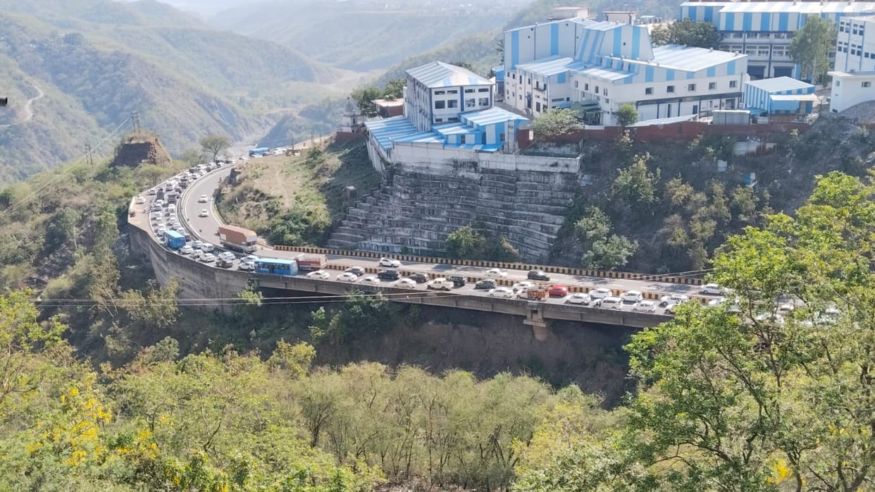 Long traffic jam on Parwanoo Highway due to a truck breakdown and vehicle collisions.