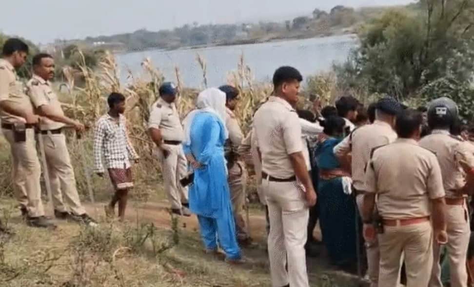 मौके पर मौजूद पुलिसकर्मी