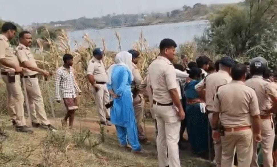 मौके पर मौजूद पुलिसकर्मी