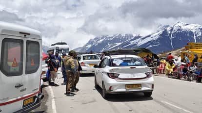 Traffic smooth at Rohtang Pass; police take charge.