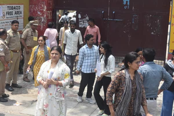 राजकीय कन्या इंटर कॉलेज से प्रवक्ता की परीक्षादेकर लौटते अभ्यर्थी। संवाद