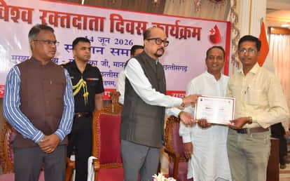 Governor honors blood donation champion Mahendra Sethia.