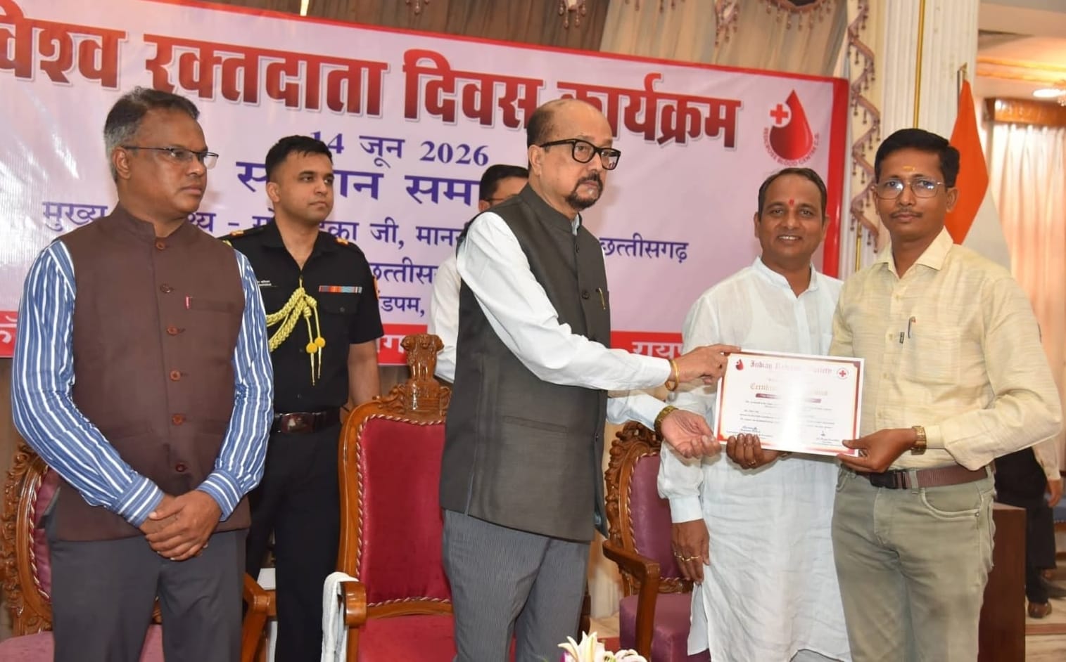 राज्यपाल के हाथों सम्मनित होते महेंद्र सेठिया