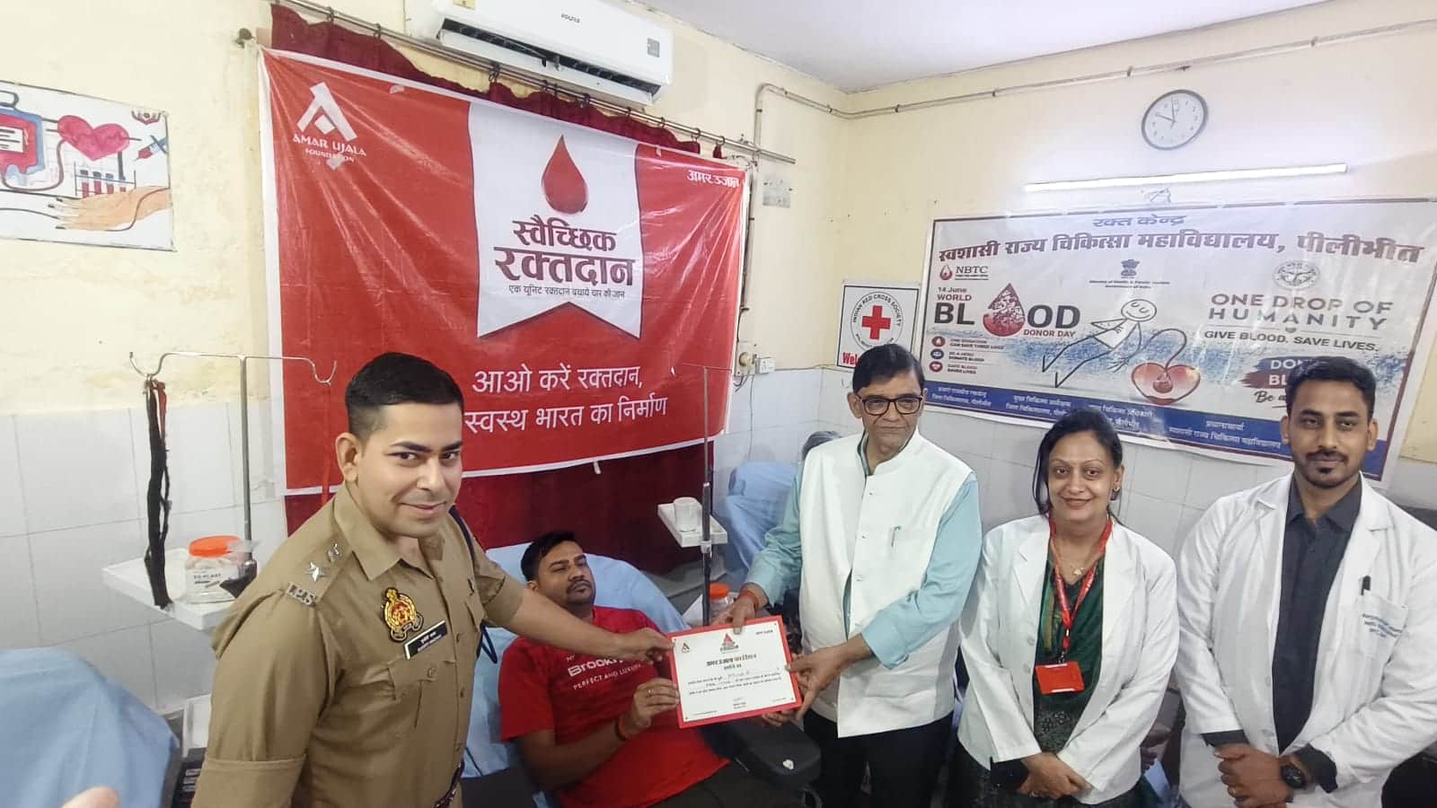 रक्तदाताओं को प्रमाण पत्र वितरित करते डीएम ज्ञानेंद्र सिंह, एसपी सुकीर्ति माधव मिश्रा।