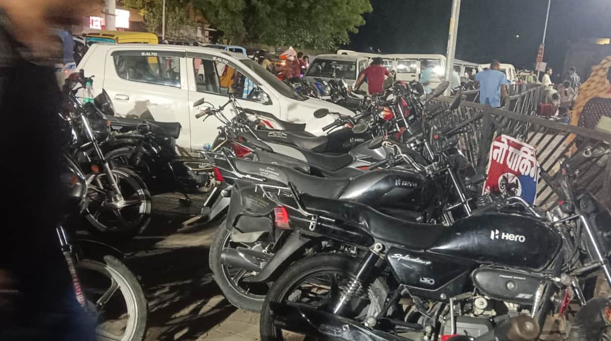 Vehicles parked in no-parking zones; reaching the station is difficult.