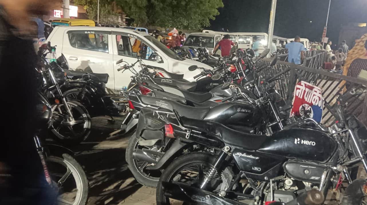 रेलवे स्टेशन परिसर में खड़े वाहन। ंसवाद