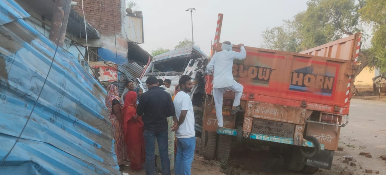 Trailer crashes into shop; loss of three lakh rupees