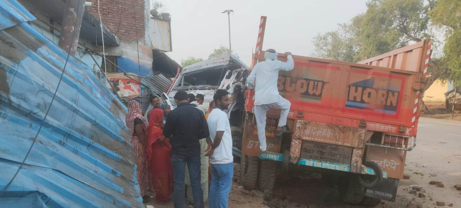 रतनपुरा बाजार में मकान में अनियंत्रित ट्रेलर,जुटी भीड़। संवाद