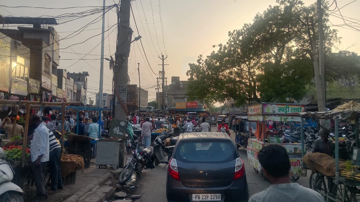 Encroachment at Hans Market causes traffic jams; even walking has become difficult