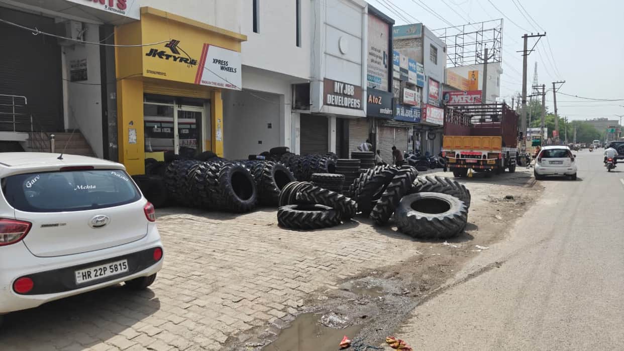 Encroachment extends up to 20 feet on the Hisar-Sirsa Road; goods have been placed on the footpath as well