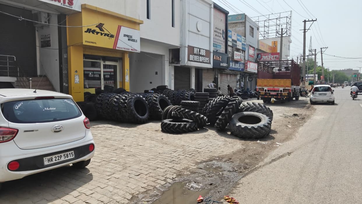 Encroachment extends up to 20 feet on the Hisar-Sirsa Road; goods have been placed on the footpath as well