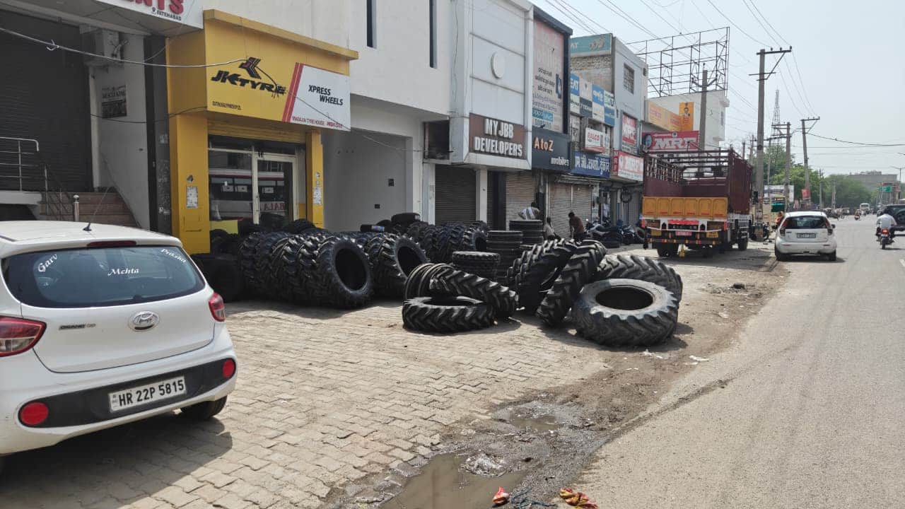 शहर के सिरसा-हिसार रोड पर दुकान के बाहर रखे टायर। संवाद