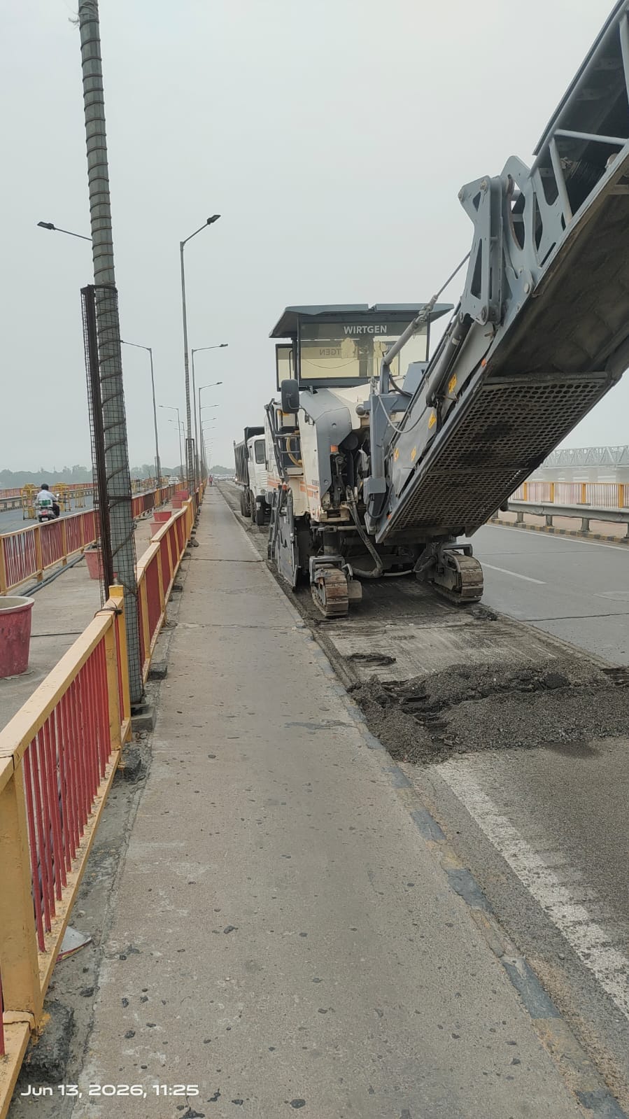 Traffic flows smoothly on Shastri Bridge; two-wheelers and four-wheelers ply on both lanes