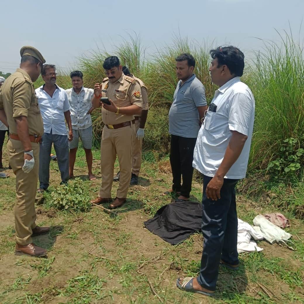 टांडा के थिरूआ नाले के निकट रविवार की सुबह नरकंकाल मिलने के बाद जांच करते पुलिस अधिकारी व अन्य