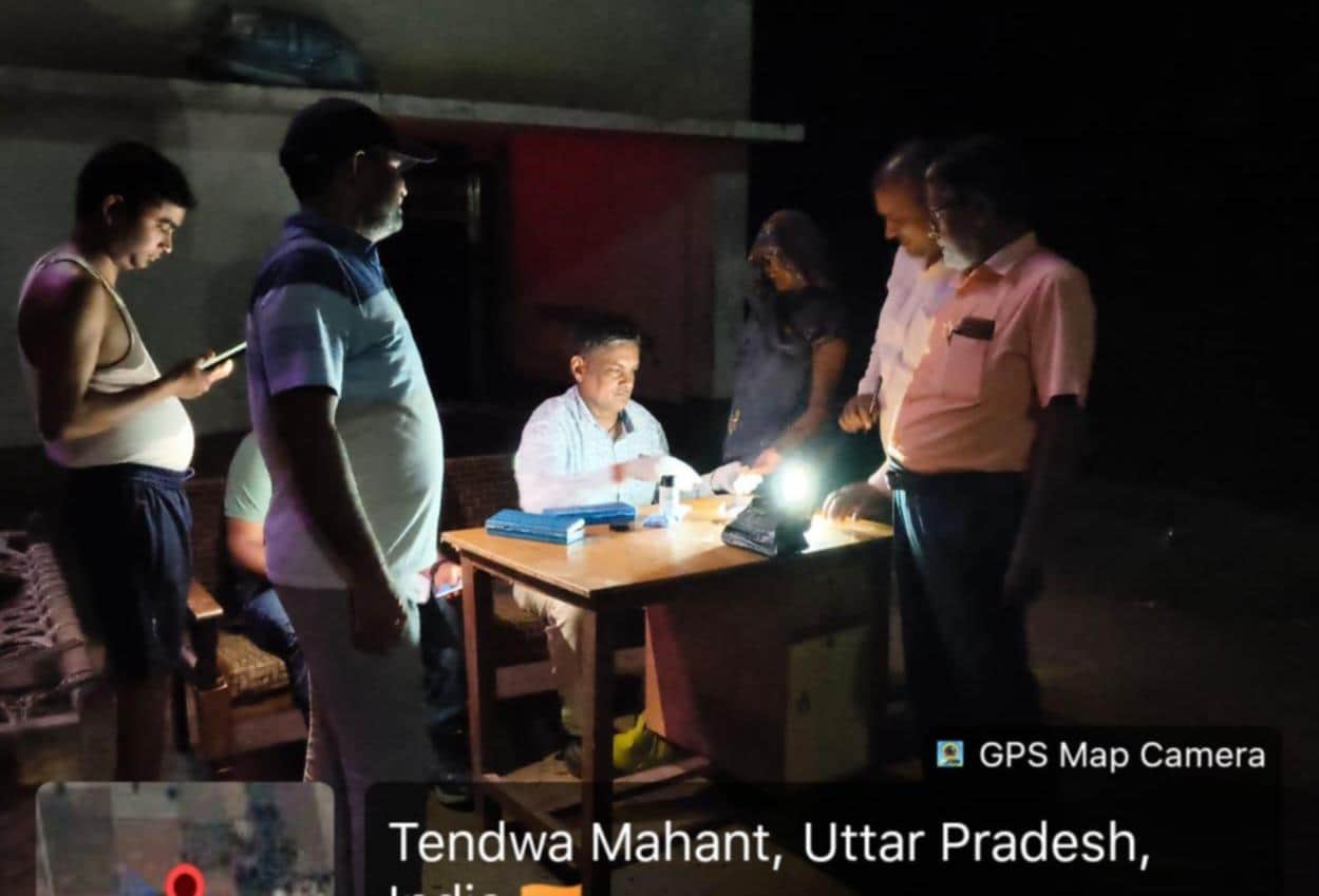 टंडवा महंथ गांव में रक्त का नमूना लेते चिकित्साकर्मी। - स्रोत:विभाग