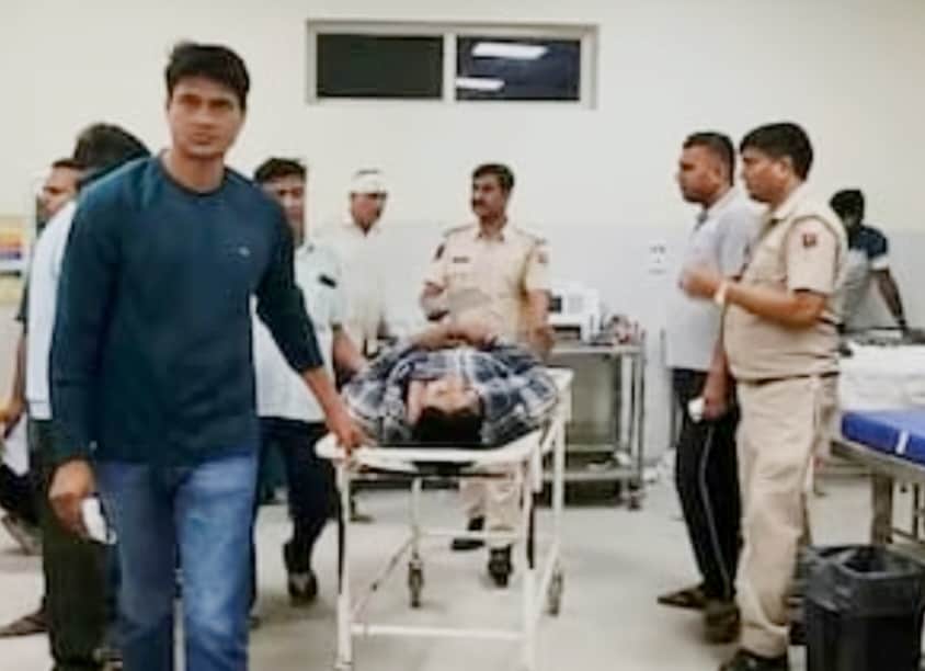 दौसा सड़क हादसे में घायल को अस्पताल में ले जाते